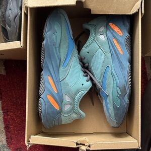 adidas Yeezy Boost 700 Box